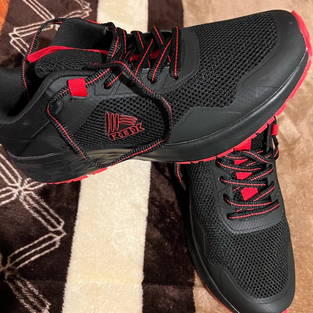 Tenis negros con rojo